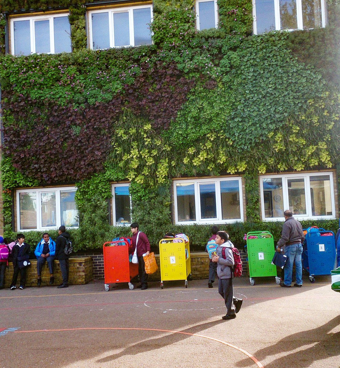 No space for a #landscaped #garden?  
How about a living vertical garden?  
Living walls require less space but still offer the benefits of increasing #biodiversity.  When space is so scarce in the city, #livingwalls become an #innovative way to #bringnatureback!
#greenwalls