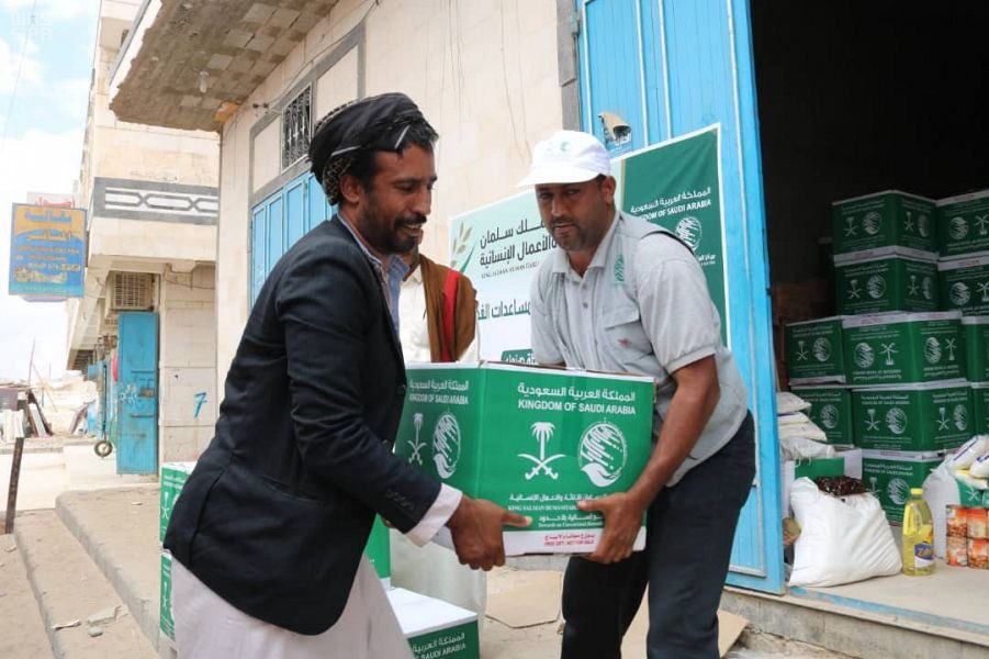 AJELNEWS24's tweet photo. #مركز_الملك_سلمان_للإغاثة يوزع 92 طنًا من السلال الغذائية للنازحين من #صنعاء إلى #مأرب .
.
.
#اليمن
. https://t.co/WRNlKzRXz2