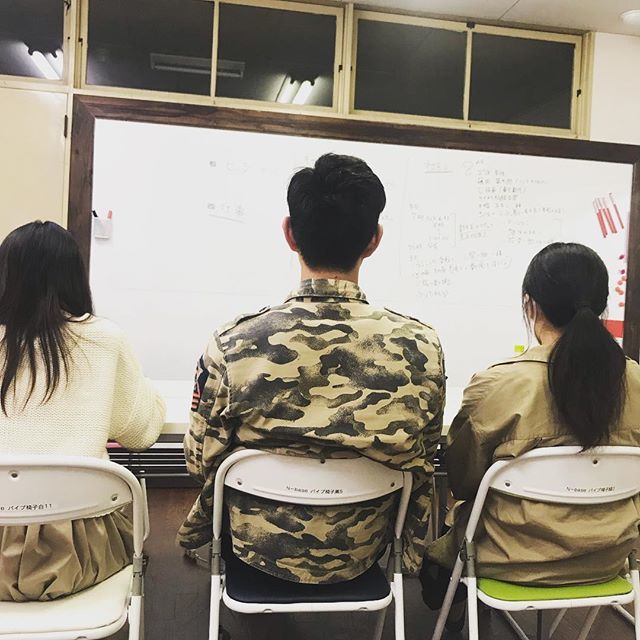 think_for_llc's tweet photo. #今日のthinkfor は、#ESセミナー 3回目。
なかなか社会人像が明確にできなくて四苦八苦中。そこで、ペルソナを作って、イメージを言葉にするトレーニングを実施。
その後の雑談から新展開が！？新たなビジネスの予感！乞うご期待。
#N-BASE #名古屋 #大学生 https://t.co/MQ0qsvFInJ https://t.co/9T7kaHixzs