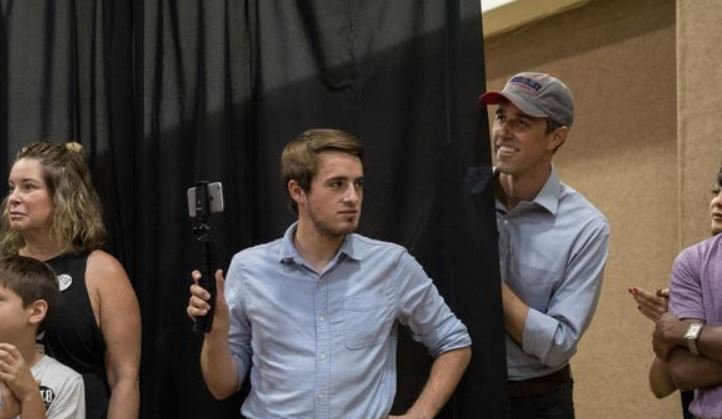 baetoorourke's tweet photo. When bae checks in to make sure you're planning to early vote. ☑️🥰 #betofortexas #betoforsenate #EarlyVoting #VoteBeto https://t.co/fZNU5M1lWw