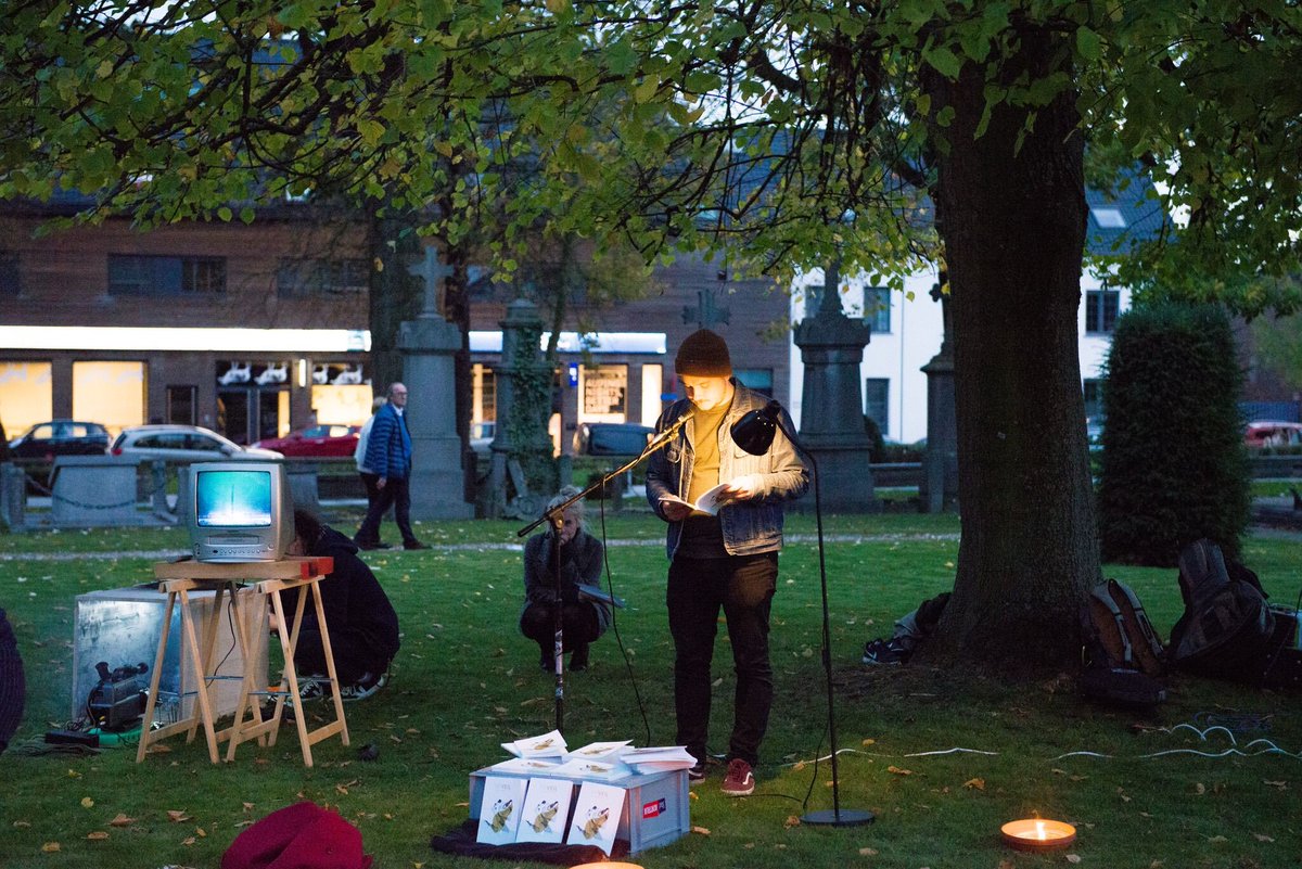 8500Kortrijk's tweet photo. Ingetogen muziek en verhalen versterken de beleving van #Allerheiligen op de begraafplaats Kortrijk Centrum op 1 november. Welkom om 17 uur. https://t.co/1HEAU0nFKF #Reveil @_Reveil https://t.co/zBmxFdOtEg