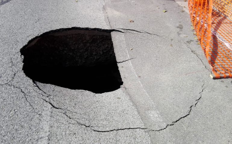 VistanetCA's tweet photo. #Voragine in via dei #Conversi: restringimento della carreggiata https://t.co/k2djaU6AND https://t.co/4my7Jmy0Ed