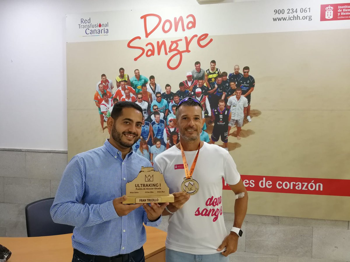 ichhCanarias's tweet photo. Nuestro #ultraking tinerfeño Fran Trujillo es, además, un donante 10. Hoy ha venido a compartir sus éxitos - en la imagen con nuestro presidente, Christian Méndez - y, cómo no, a donar sangre
❣️Gracias por ser como eres, campeón, las personas como tú hacen mejor este mundo https://t.co/WjU6WF0nc1