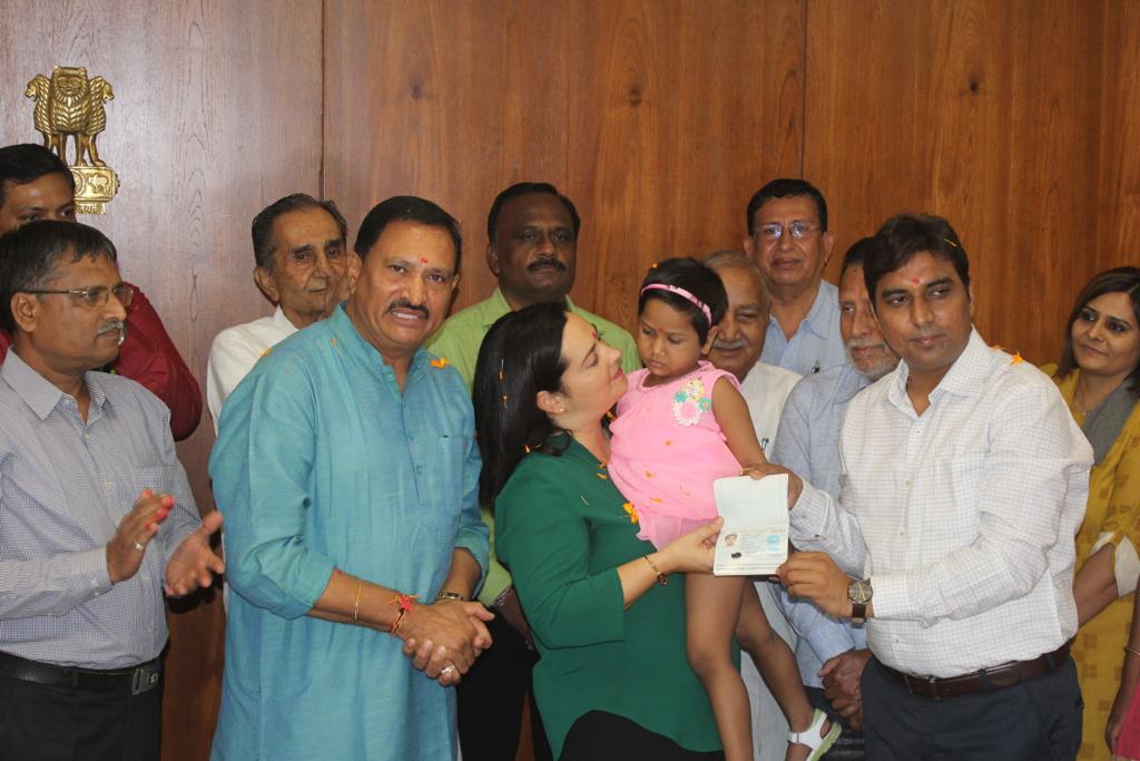 CollectorAhd's tweet photo. Proud to be a chairperson of an intiative taken by #Jilla_Bal_Suraksha_Ekam where children below 6 yrs r adopted. Today 4 yr old "Heer" is adopted by Spanish Lady.If u r willing to adopt a child&amp; give him a better life u can register urself at https://t.co/Kw5i1RKCKV
@pkumarias https://t.co/dMOieriNQi