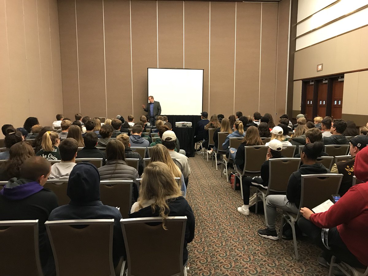 hundmatt's tweet photo. He’s really glad he took the job: @Graham_Couch talks sports with @MIPAMSU journalism students from across the state at #fallMIPA #LSJmeets https://t.co/t1thaLeUmO