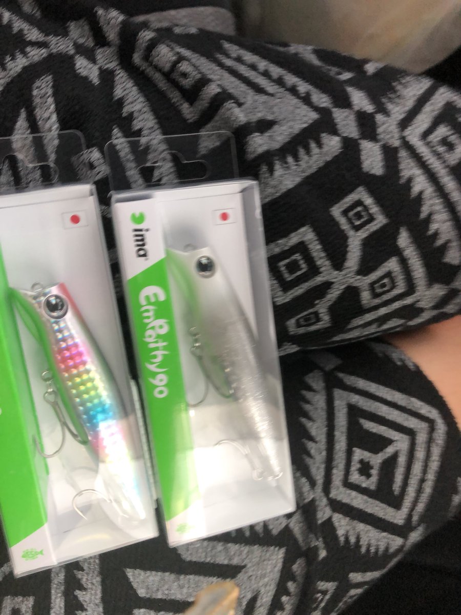 ガマ オオニベ惨敗5年目 久々に昔通ってた河口にて ブレブレだけど30ちょいぐらいのシーバス エンパシーのクリアを ドリフトさせて頂点でローリングからスラロームに変わったタイミング食ってきた やっぱこのルアーいいね エンパシー90 Ima