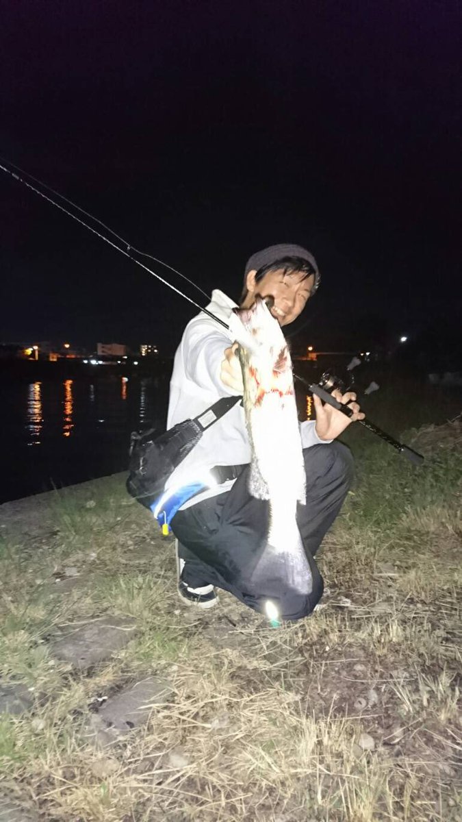 ガマ オオニベ惨敗5年目 久々に昔通ってた河口にて ブレブレだけど30ちょいぐらいのシーバス エンパシーのクリアを ドリフトさせて頂点でローリングからスラロームに変わったタイミング食ってきた やっぱこのルアーいいね エンパシー90 Ima