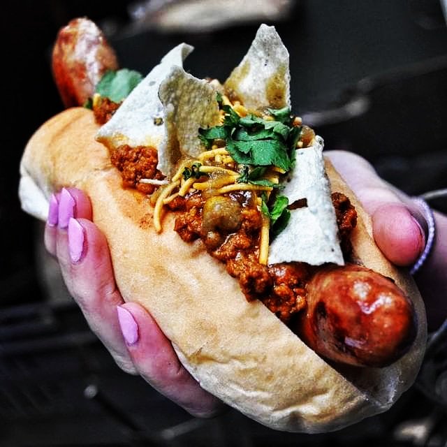 Amazing hotdogs, veggie and vegan available at the Alternative Wonderland 16th November at Rugby's Benn Hall. Get your early bird tickets fast before they go: glitzglamandindulgence.ticketbud.com/the-alternativ… #hotdog #vegetarian #Vegan #burlesque #rugbytown #events #drink #prosecco #beer