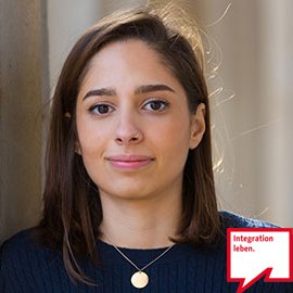IntegrationBln's tweet photo. Wenn der Krieg zu Ende ist, will Narine zurück nach #Syrien und beim  Wiederaufbau helfen. Bis dahin hält sie in #Berlin das kulturelle Erbe ihrer Heimat am Leben. 

Unsere Geschichte über "Die Künstlerin aus  Damaskus": https://t.co/ZSfFDAKt6W

#IntegrationLeben #Refugees https://t.co/XbzyiFURUl