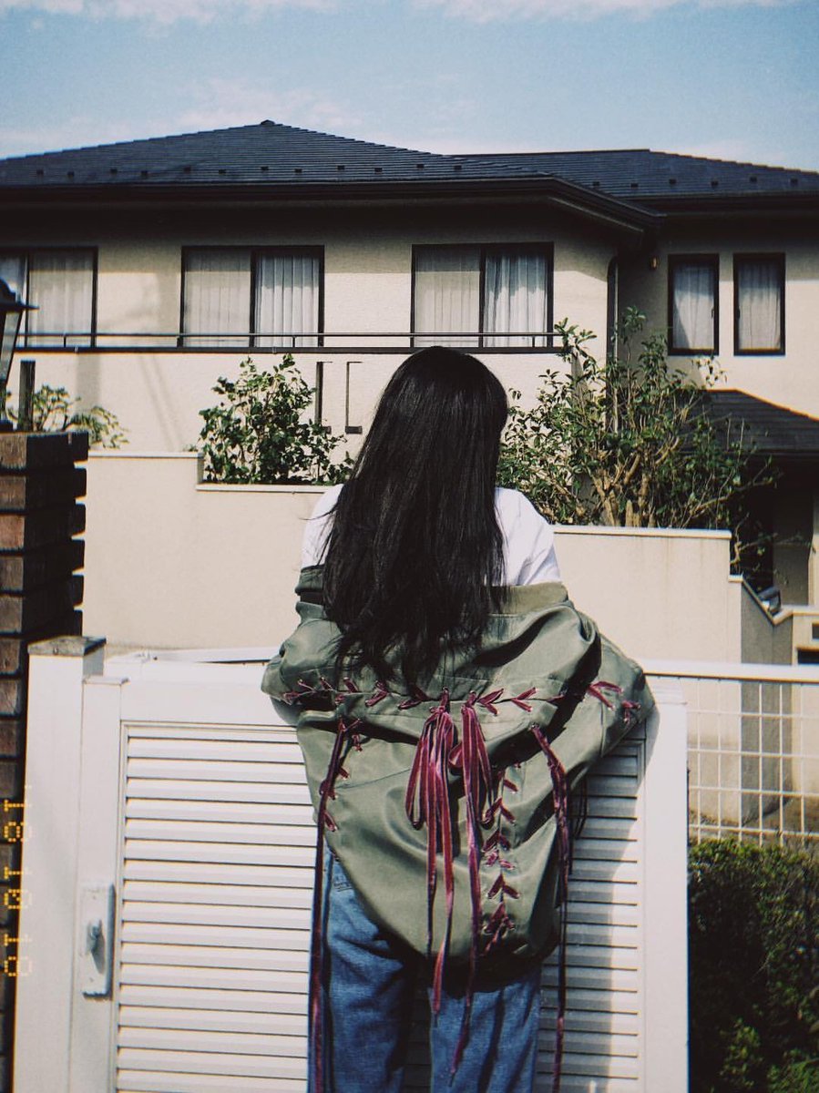 Even her back view is so pleasing to look at. 🏘☁️🍃