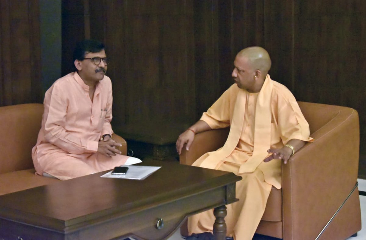 rautsanjay61's tweet image. उद्धव जी की प्रस्तावित अयोध्या यात्रा को लेकर आज लखनऊ में यूपी के मुख्यमंत्री योगी आदित्यनाथ से मुलाकात हुई। योगी जी ने उद्धव जी के अयोध्या आगमन पर सहर्ष स्वागत किया है।