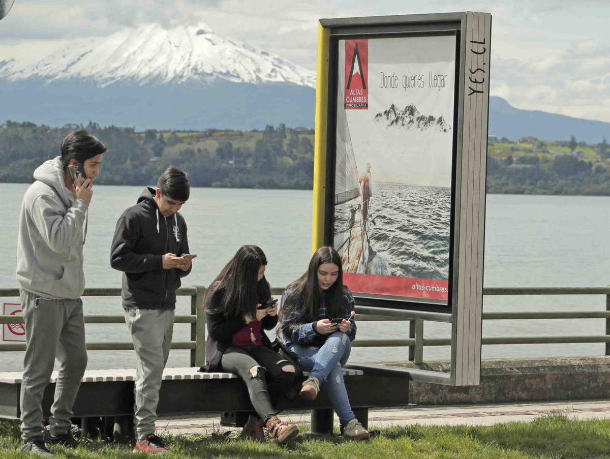 NOTICIA 📣

📶El Centro de #PuertoVaras está iluminado virtualmente con red de Wi Fi gratuito, además de puertos USB para recargar dispositivos electrónicos.

+ gestión ☑️
+ servicios ☑️
+ calidad de vida ☑️

👀➡️ ptovaras.cl/noticias/centr…