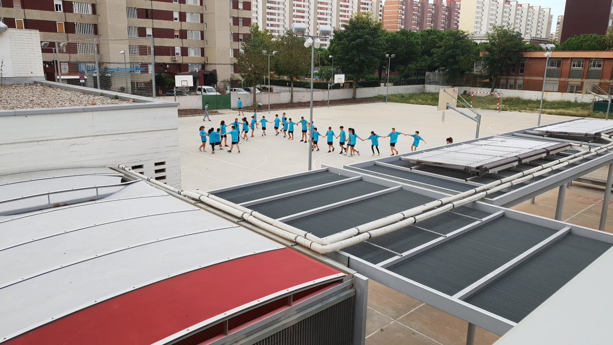 INSEuropa's tweet photo. Canviant dinàmiques... Activitat de coordinació, estratègia i treball en equip
#Bellvitge #CbEuropa https://t.co/F5AAV4HHKT