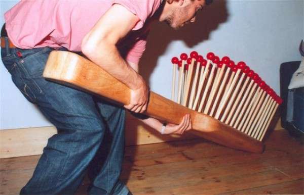 Murtalsio's tweet image. En la palabra "cepillo", el diminutivo -illo sugiere la existencia del utensilio de peinado definitivo:

EL CEPO.