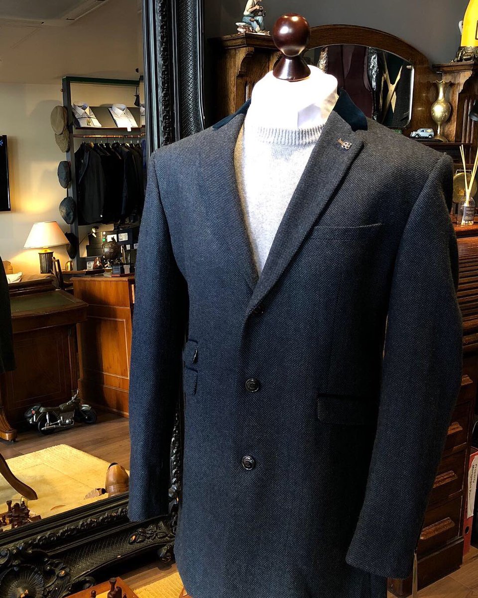 Coat with green velvet collars
👑
#greenvelvet #velvetcollar #coat #longcoat #3/4lengthcoat #menswear #menscoat #madetomeasure #softandsmooth #greatquality #wintercoat #smartcoat #westwickham 
@agplado