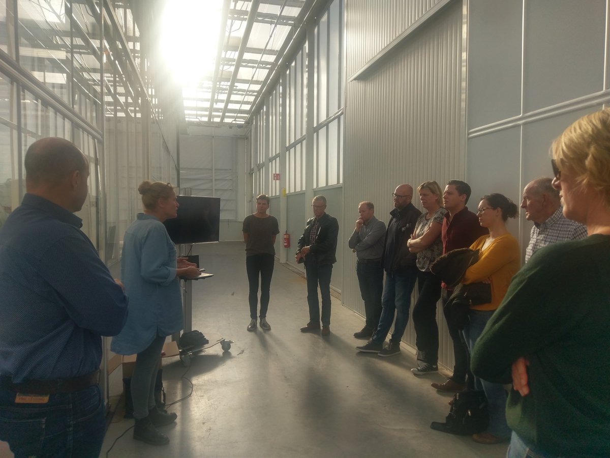 Netwerkcoordinatoren van @LTOGlaskrachtNL  op bezoek bij @CertisNL . Nieuwe groene middelen in aanvraag. Wetgeving is net zo lastig als bij chemie