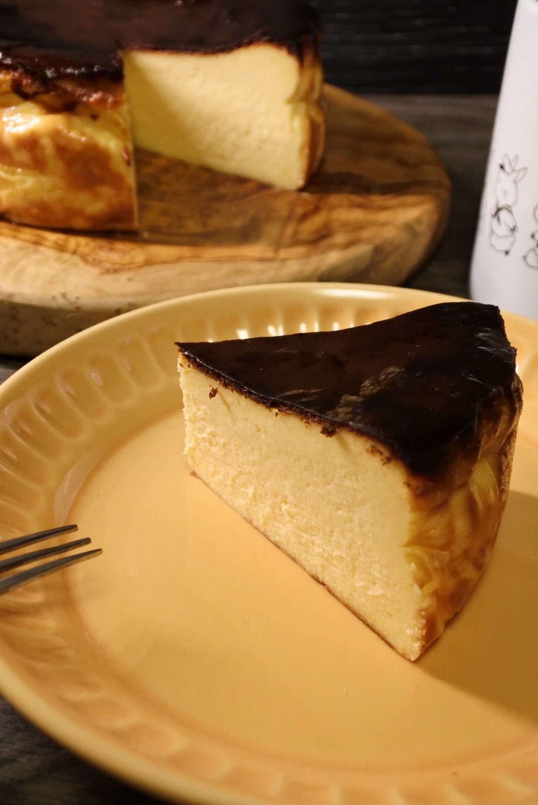 大刀 ザ ヒュージザンバー バスク風チーズケーキ 卵 4個 グラニュー糖 140g クリームチーズ 400g マスカルポーネ 生クリーム 100g 卵とグラニュー糖を擦り混ぜ 練ったクリームチーズに3回に分けて加える 残りの材料を混ぜ 210度のオーブンで40分