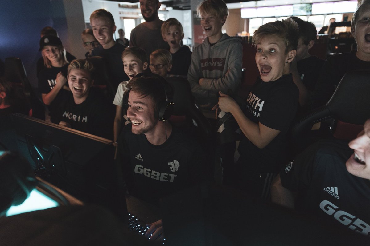 These guys playing 1on1 against North fans 😍 <a href="/gadeCS_/">Nicklas Gade</a> <a href="/caspercadiaN/">cadiaN</a> <a href="/KjaerbyeCS/">KJAERBYE</a>
