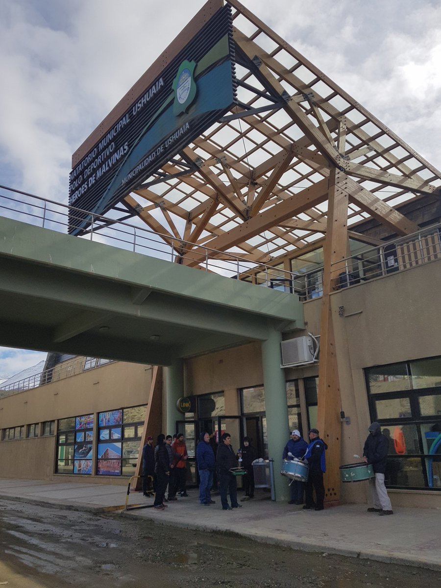 ate_prensaush's tweet photo. AHORA: ATE se manifiesta en las puertas del Polo de Andorra. Los profesores y guardavidas reclaman el pase a "Contrato administrativo" y espera respuesta  al compromiso del Ejecutivo Municipal. https://t.co/nEshz1QK26