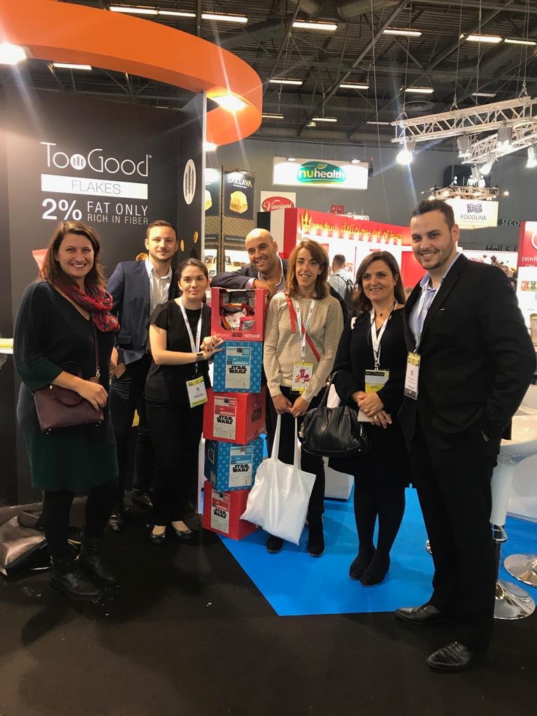 AFSattonnay's tweet photo. A l'occasion du #Sial2018, rencontre avec notre partenaire #TooGood qui propose des #snacks de pomme de terre à l'effigie de nos personnages #StarWars https://t.co/zqUisYkCP9 #HealthyFood #mangermieux https://t.co/OeZzQrp8Hn