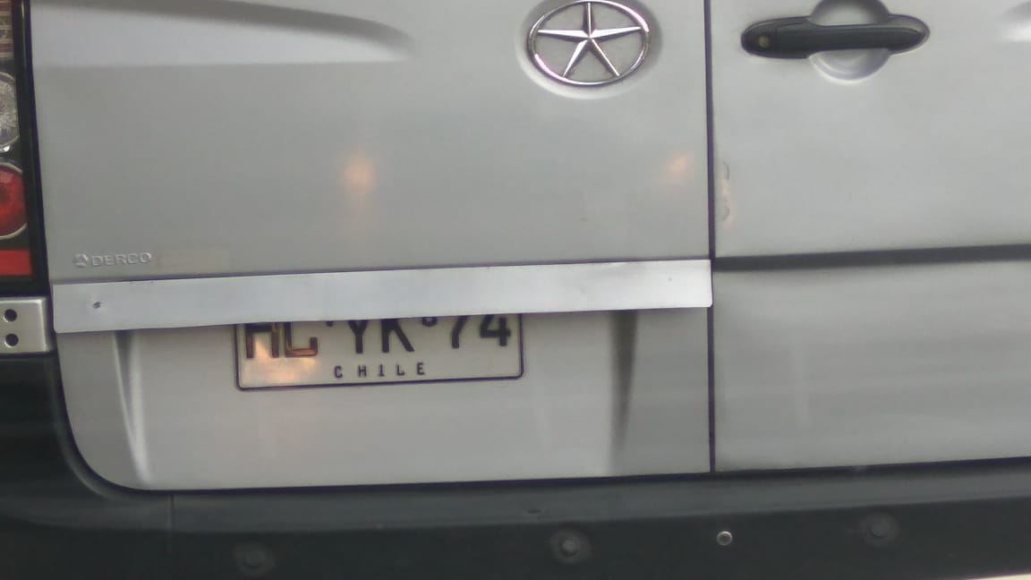 skodachile's tweet photo. @Carabdechile me imagino que es ilegal circular escondiendo la patente como lo hace este furgon HLYK74.... ojalá puedan rastrearlo porque en caso de accidente sería imposible anotar su patente. https://t.co/oTyjaelwmq