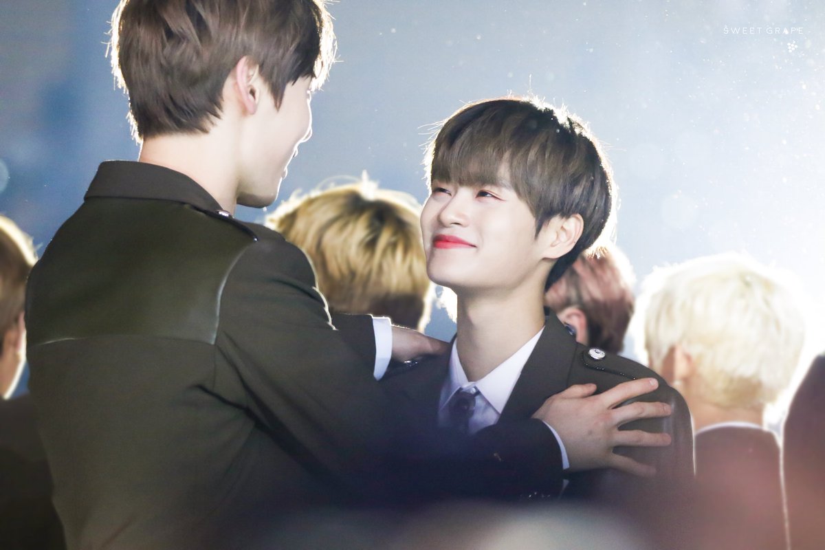 sweetgrape_0129's tweet photo. 181020 부산원아페 BOF
#이대휘 #대휘 #DAEHWI #워너원 #WANNAONE 
민현이형이랑..💓💓 https://t.co/jmnwICEi8O