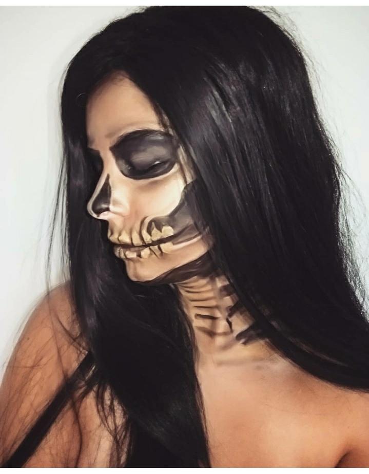 Golden skull 

Used 
Mehron body paints in gold & 
black 
Revolution Makeup black eyeshadow from the salvation pallet 
Make Up Academy (MUA) highlighter in moonstone

#skullmakeup #skull #golden #wig #halloweencostume #halloweenmakeup #mehron #mehronparadise #revolutioncosmetics