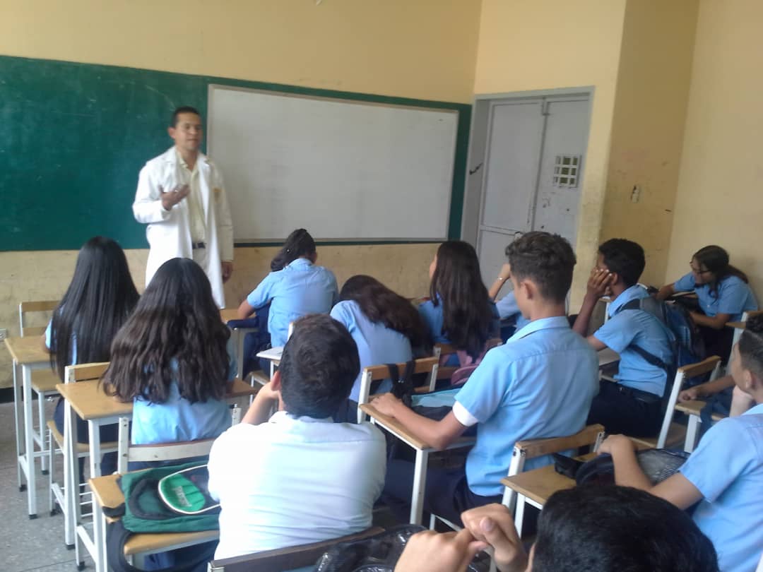 <a href="/PrevLaraCICPC/">PREVENCIONCICPCLARA</a> /Dpto de Criminalística, imparten ponencia "Criminalística educa" a los estudiantes del L.N Hermano Juan, parroq. Juan de Villegas, con la finalidad de dar a conocer que es la criminalística, como ciencia y su importancia dentro de la administración de justicia.