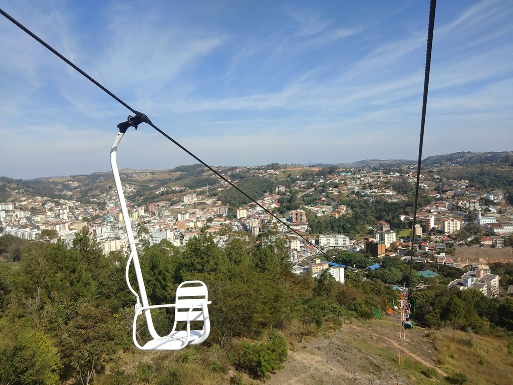 sonhosdeviagens's tweet photo. O Teleférico de Serra Negra tem uma visão panorâmica da cidade imperdível, vá equipado com câmeras para tirar fotos e filmar, a vista é espetacular.#viajar #viagens #aguasdelindoia #circuitodasaguas
#montesiao #serranegra #socorro #socorrosp https://t.co/oqHiXdsMLe https://t.co/vyOZE6n5wJ