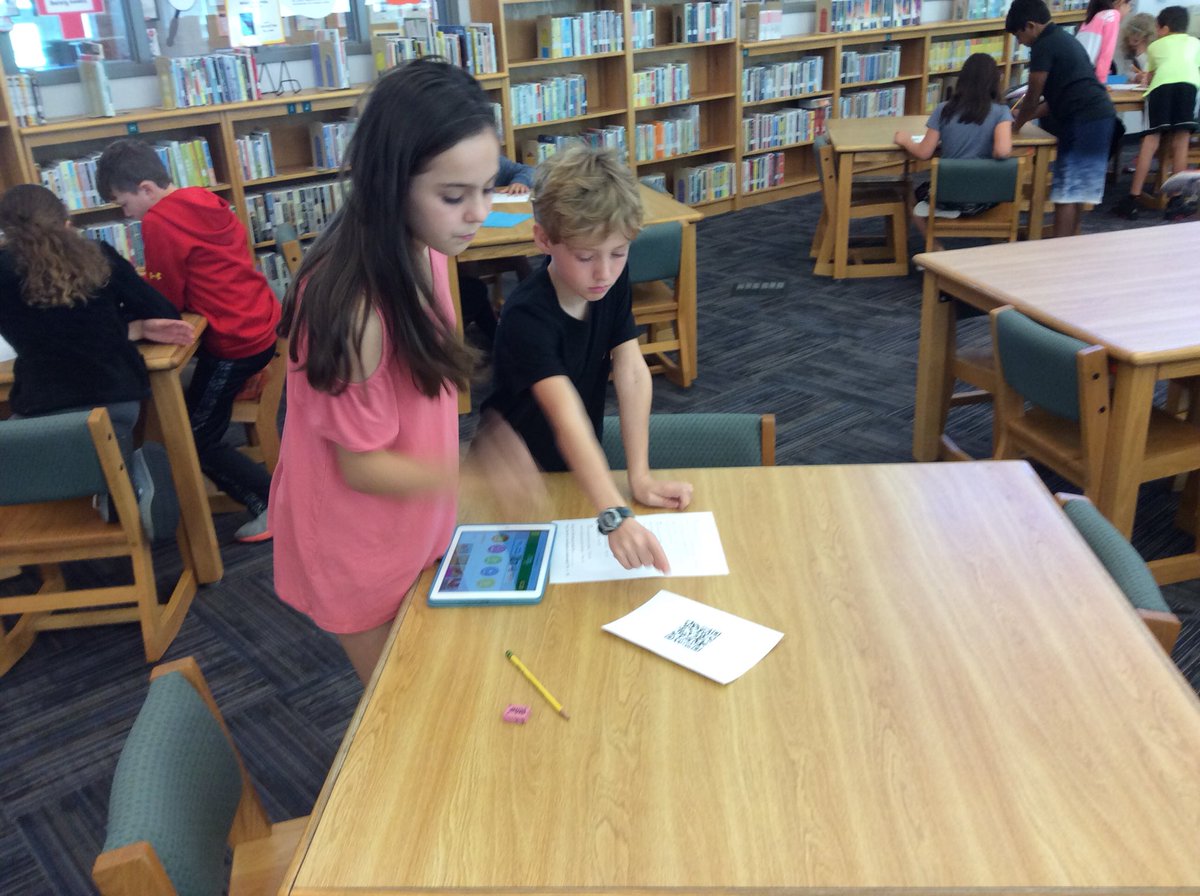 4th graders analyzing websites looking for knowledgeable and credible information for research. #chelibrary #bvlibrary # <a href="/CedarHillsElem/">Cedar Hills Elementary</a>