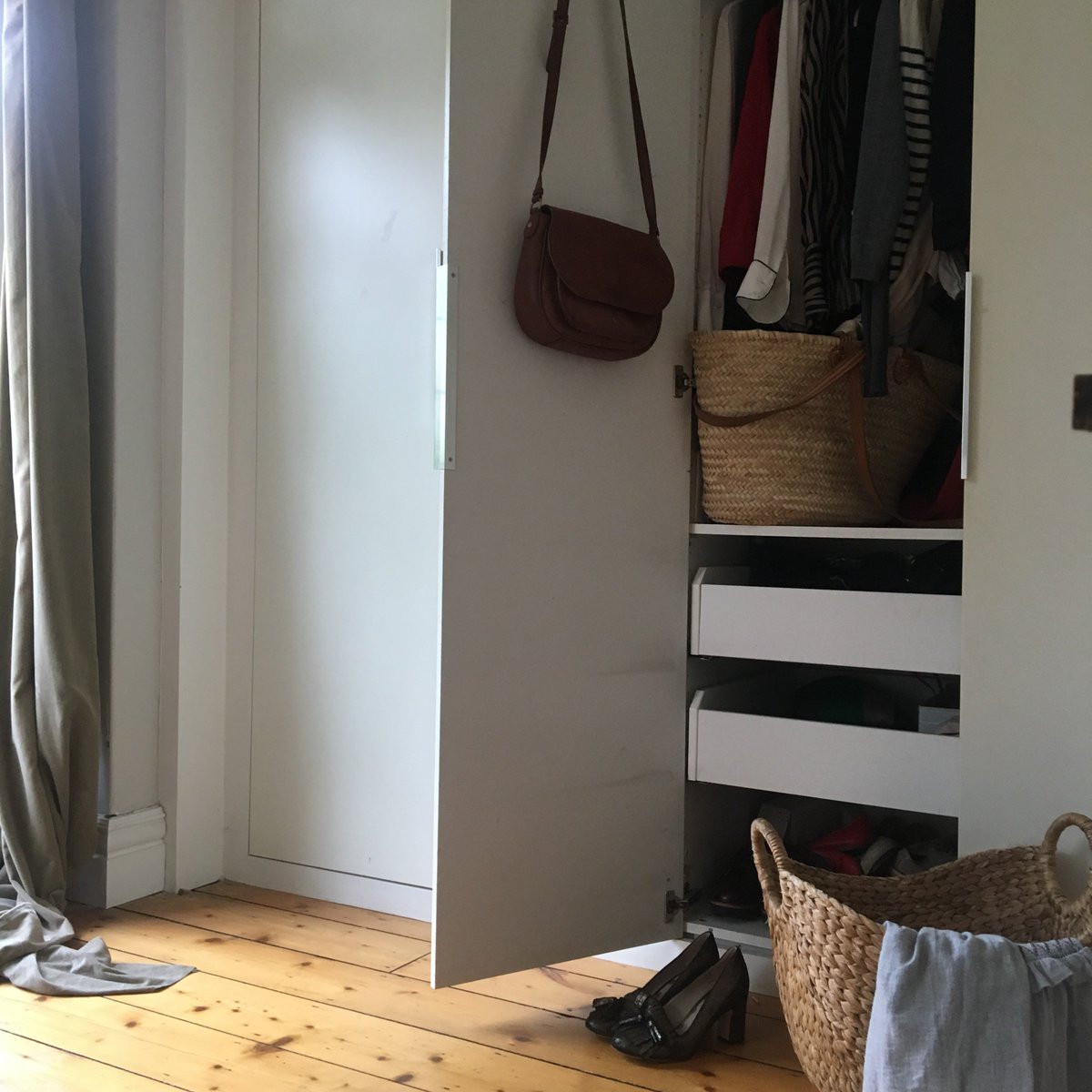 On the journal today -how to create a simple home when you love shopping 
lisavalentinehome.co.uk/journal/how-to…