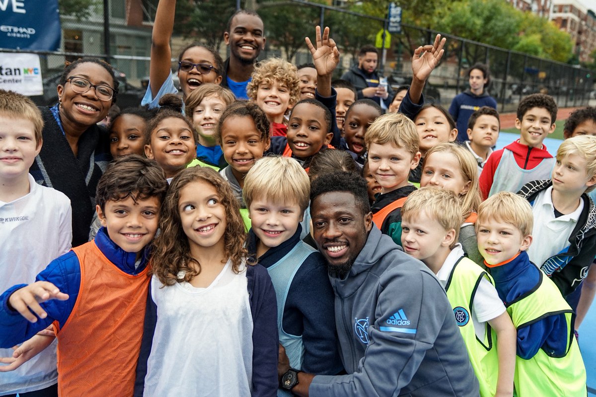 NYCService's tweet photo. #ICYMI
#GoodforNYC partner @NYCFC  celebrated #SoccerDay last week &amp; will open 10 new soccer pitches across the 5 boroughs to promote physical health, youth development &amp; community engagement.

Learn more about what #NYCFC is doing #FortheCity at https://t.co/OixdbvPeuz. https://t.co/SbEOGxTCFN