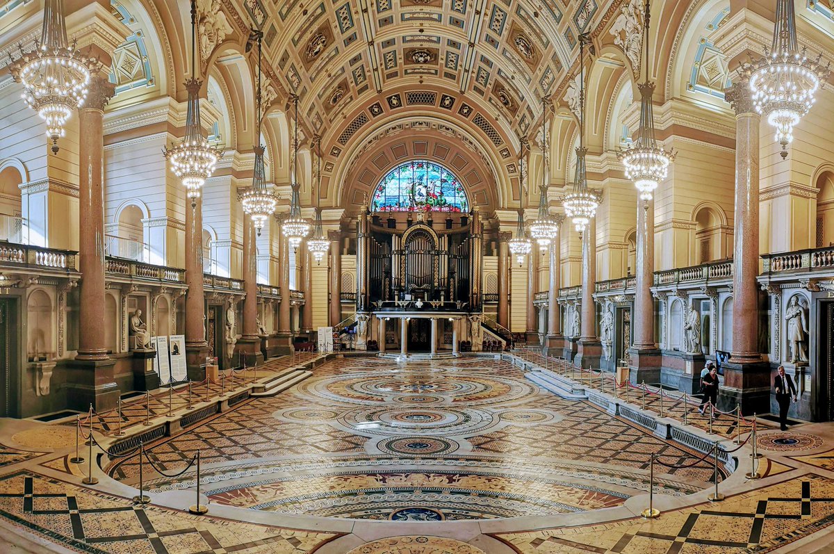 hiddenliverpool's tweet photo. The Great Hall of @SGHLpool with the crest of the City of Liverpool showing the #liverbird in the stained glass window.

 #GetOutThere18 @LpoolChamber https://t.co/ZTdbcU4vmB