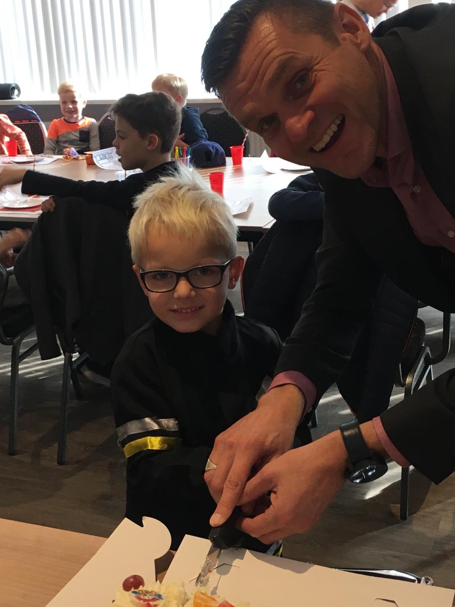 BrandweerTwente's tweet image. Wist jij dat jonge gezinnen de meeste kans lopen op brand in huis? Daarom tijdens de #brandpreventieweken extra veel aandacht voor deze doelgroep. In Twente via kinderfeestjes waar we ze spelenderwijs brandveiligheid bijbrengen. Afgelopen zaterdag @GemWierden #rozewolk