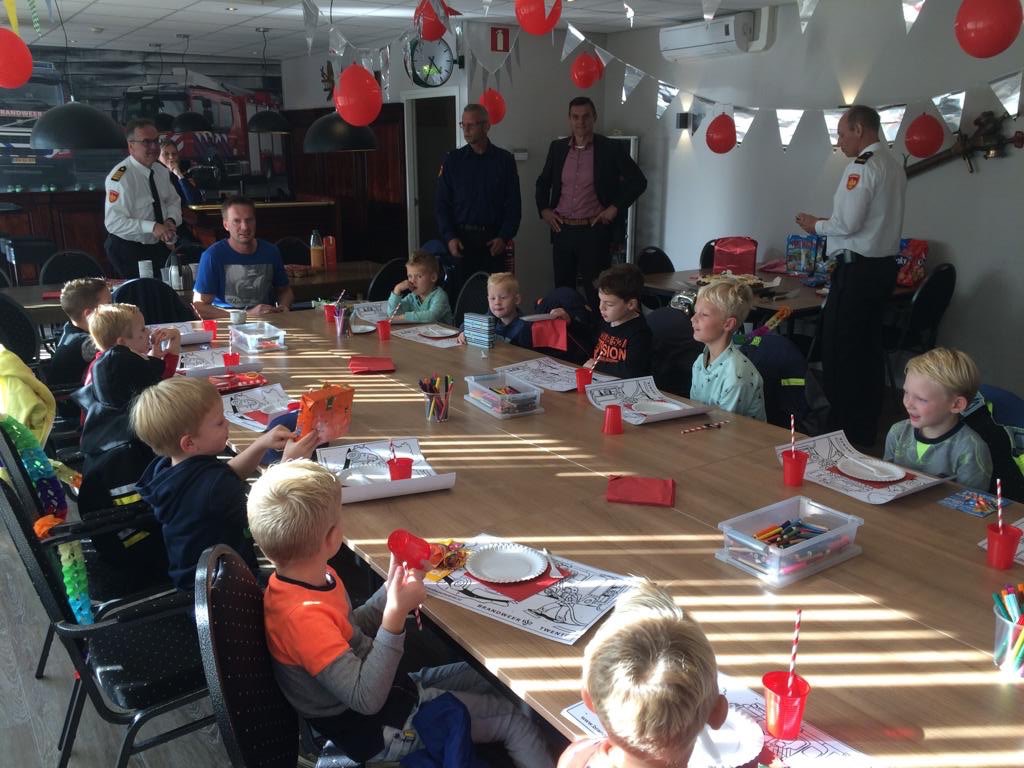 BrandweerTwente's tweet image. Wist jij dat jonge gezinnen de meeste kans lopen op brand in huis? Daarom tijdens de #brandpreventieweken extra veel aandacht voor deze doelgroep. In Twente via kinderfeestjes waar we ze spelenderwijs brandveiligheid bijbrengen. Afgelopen zaterdag @GemWierden #rozewolk