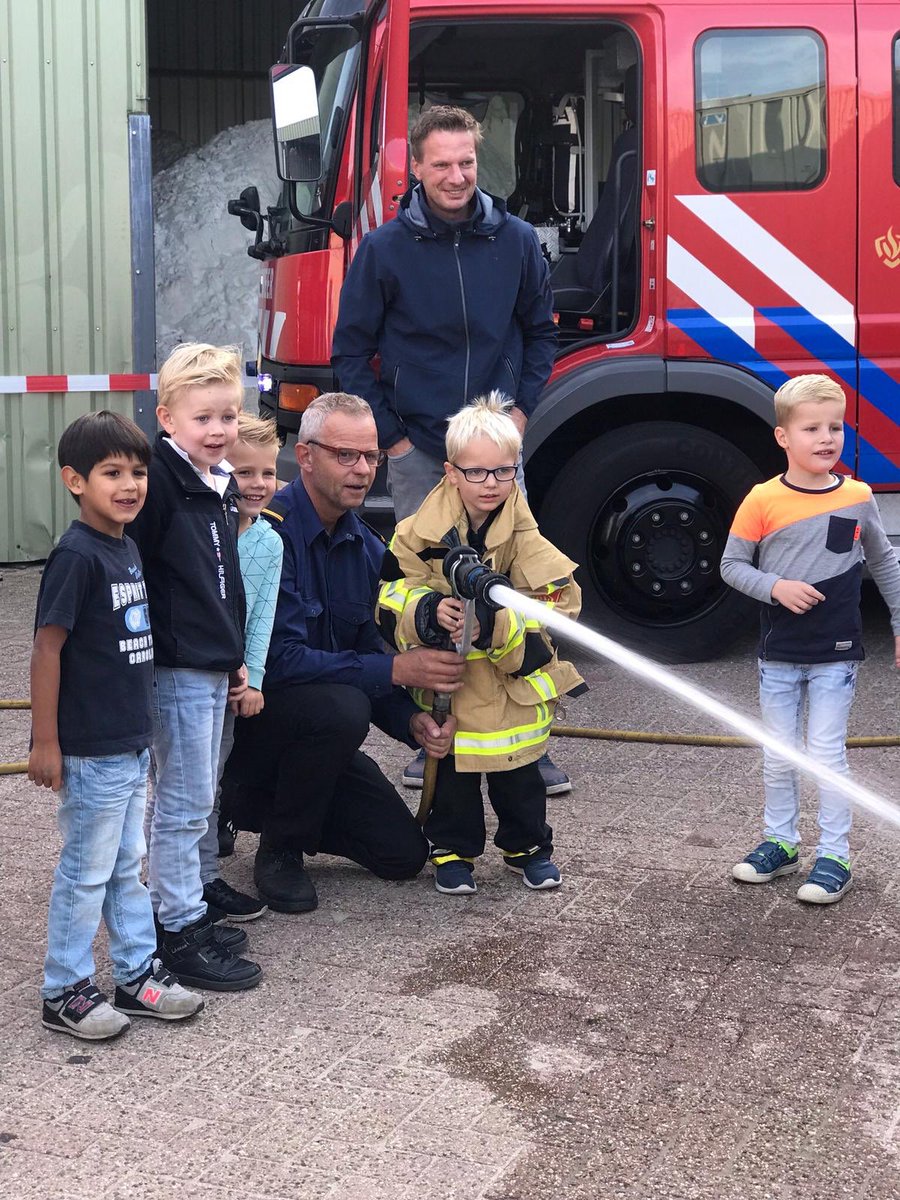 BrandweerTwente's tweet image. Wist jij dat jonge gezinnen de meeste kans lopen op brand in huis? Daarom tijdens de #brandpreventieweken extra veel aandacht voor deze doelgroep. In Twente via kinderfeestjes waar we ze spelenderwijs brandveiligheid bijbrengen. Afgelopen zaterdag @GemWierden #rozewolk