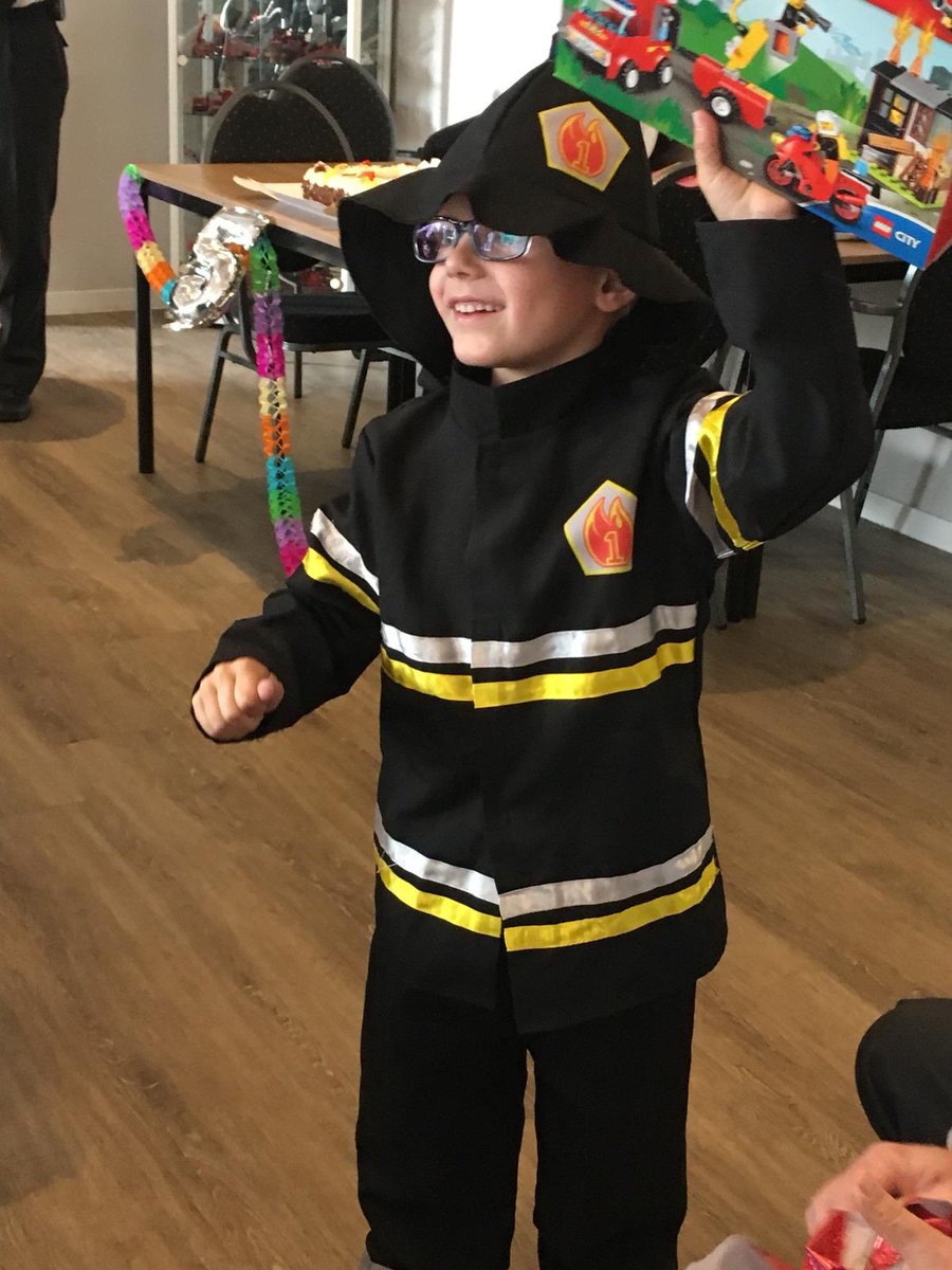 BrandweerTwente's tweet image. Wist jij dat jonge gezinnen de meeste kans lopen op brand in huis? Daarom tijdens de #brandpreventieweken extra veel aandacht voor deze doelgroep. In Twente via kinderfeestjes waar we ze spelenderwijs brandveiligheid bijbrengen. Afgelopen zaterdag @GemWierden #rozewolk