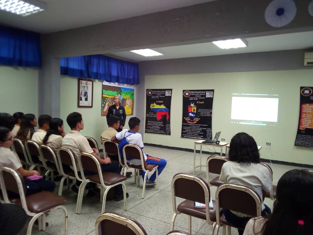 Sub Delegación San Juan, imparten ponencia "No te enredes con las redes" en el Liceo "Santiago José Sánchez”, parroq. José G. Bastidas", a fin de fomentar en los jóvenes el uso correcto de las herramientas de las redes sociales para su desarrollo, comunicación y formación escolar