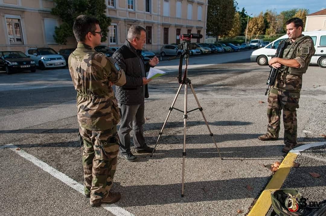 3Division_Terre's tweet photo. //Tournage - Situations de crise fictives// La cellule comm de @3eDivision s'est rendue au @54e_ra pour une journée de tournage. Ces vidéos permettront de préparer les Officiers Communication aux situations de crise auxquelles leur unité peut être confrontée #formation #aucontact https://t.co/dHjmlcefcb