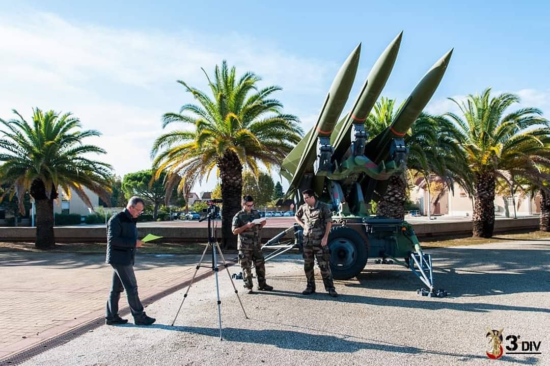3Division_Terre's tweet photo. //Tournage - Situations de crise fictives// La cellule comm de @3eDivision s'est rendue au @54e_ra pour une journée de tournage. Ces vidéos permettront de préparer les Officiers Communication aux situations de crise auxquelles leur unité peut être confrontée #formation #aucontact https://t.co/dHjmlcefcb
