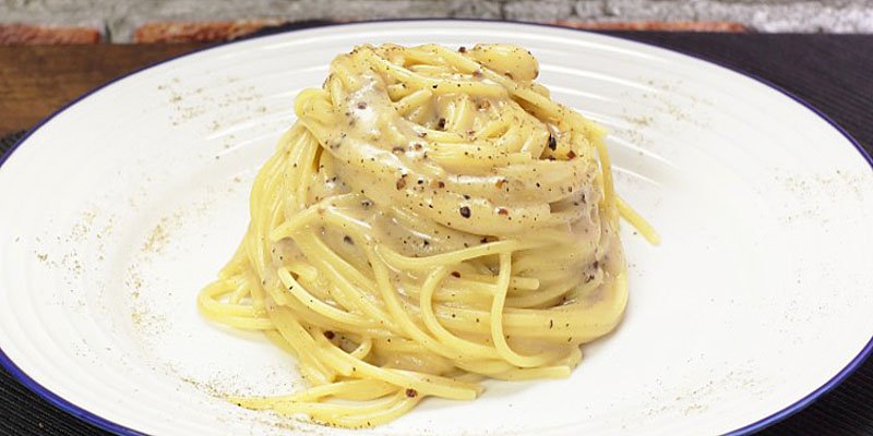 100ITA's tweet photo. #Cacioepepe 🍝🍝🍝 typical from #Lazio, you only need some Roman #pecorinocheese and #blackpepper to prepare this super creamy #pasta! #ricetta tipica #laziale, una pasta super cremosa che si prepara solo con #pecorinoromano e  #pepenero! Thanks to @cookaround https://t.co/eZRhLZtkNv