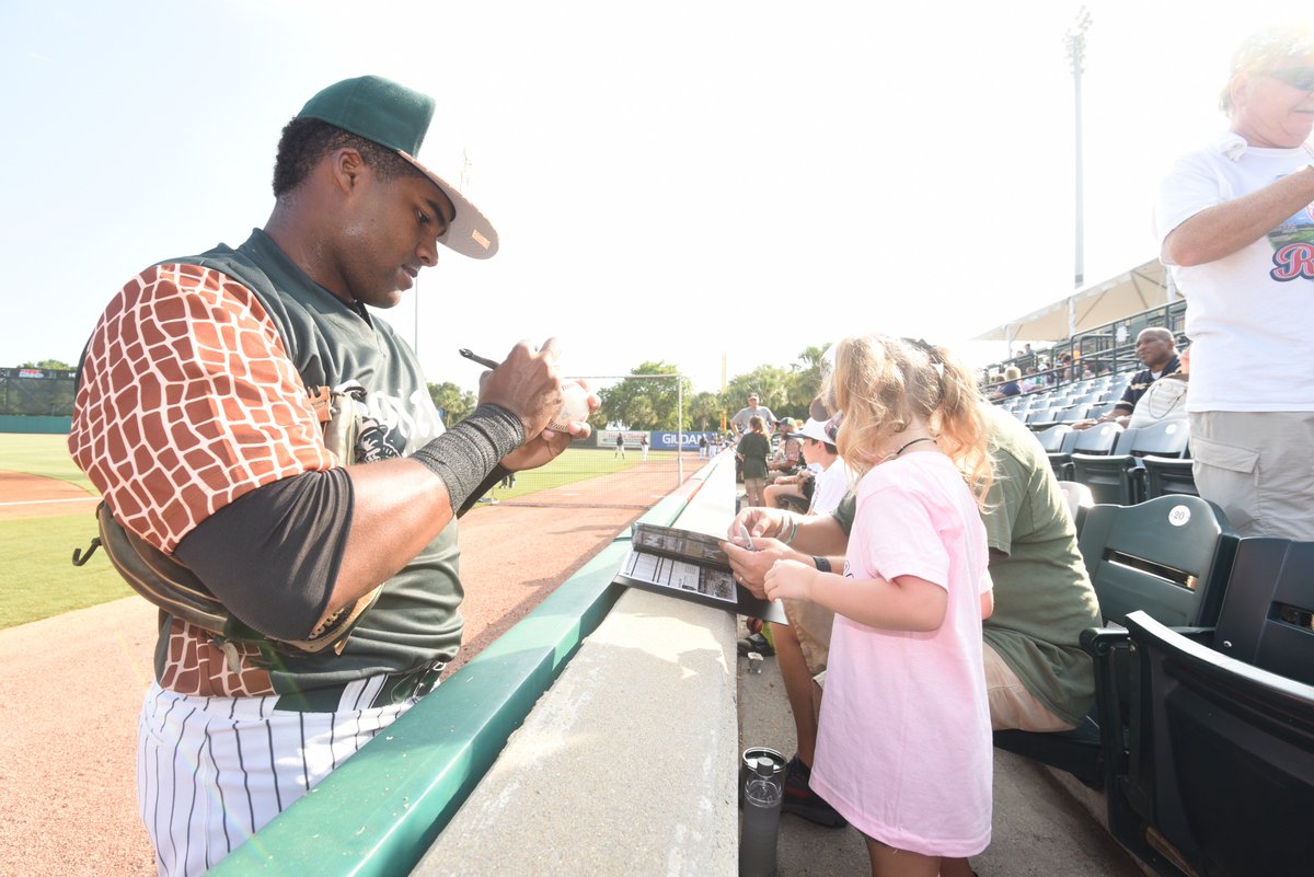 ChasRiverDogs's tweet photo. Happy #NationalNutDay Charleston! Who remembers Boiled Peanuts #AtTheJoe?? #GetNutty #StayNutty #BoiledPeanuts π₯π₯π₯ https://t.co/X7jvS0PCK8