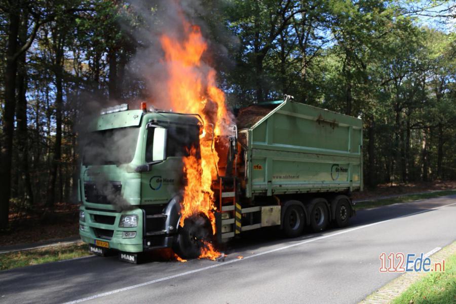 🚨 Vrachtwagen vliegt in brand op de Otterloseweg in Hoenderloo 112.press/Qp7Fv6 #Hoenderloo 112Ede https://t.co/8h05asi0Jn