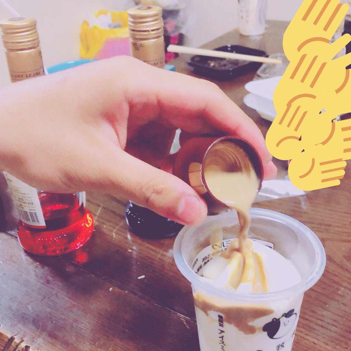Shimozou354's tweet photo. 牧場ミルクのコクのあるまろやかな甘さと! ゴディバの厳選された上品で豊かなカカオの香りが! 
最高に最高を掛け合わせたこれがまさにWREYYYYY!!
口に含む度に味覚、嗅覚、大脳新皮質に幸せの絶頂を呼ぶ！
って感じ......(´▽`) ﾊﾊ
1人で何してんだろ https://t.co/Vqmyw4YG3C