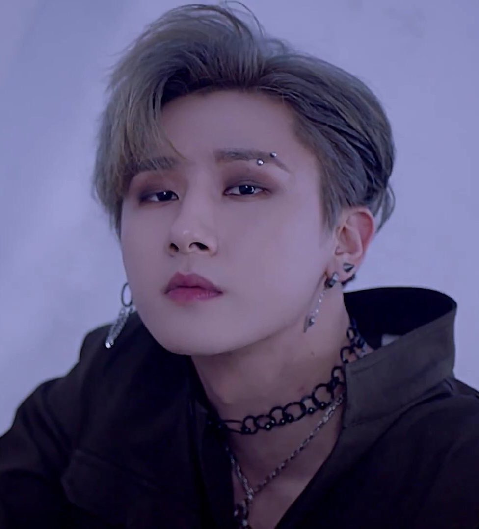 monsta x twotuckgom チャンギュン ピアス♪