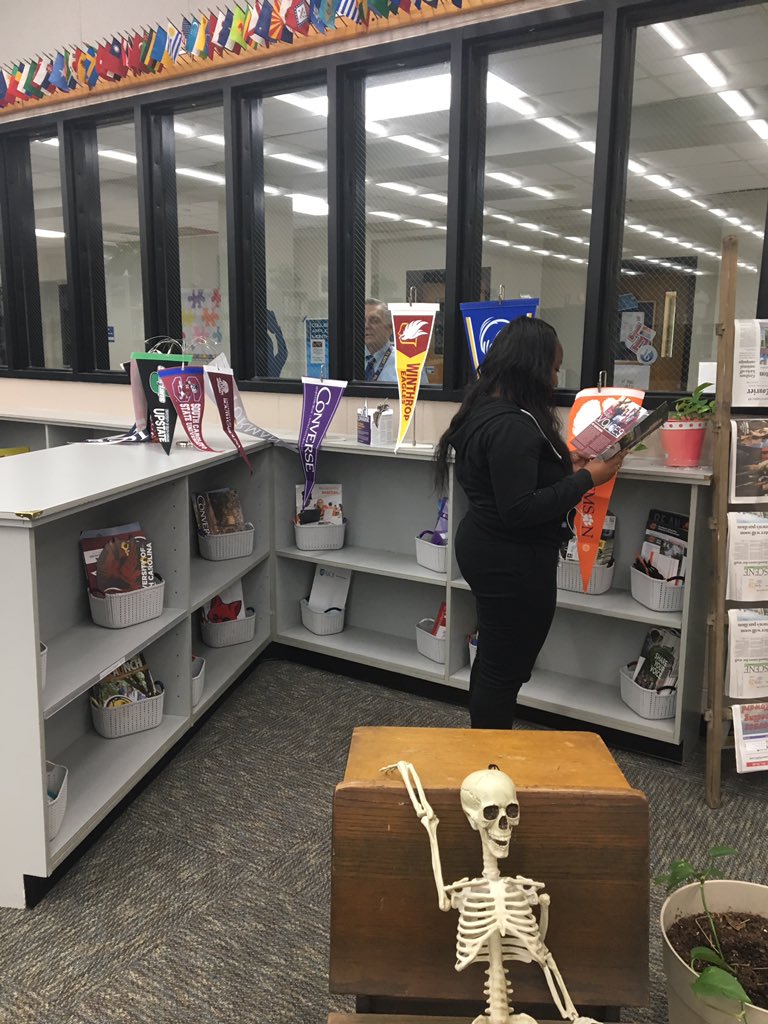 FDHSCommons's tweet image. We love to see students using our #collegecorner ... have you gotten FREE college and career info from it? If not, come to the @FDHSCommons and check it out!