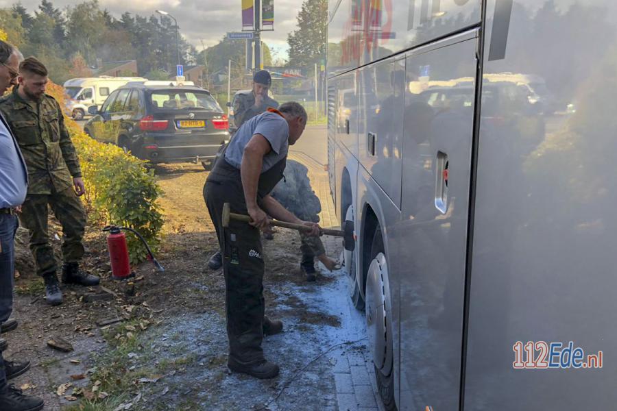 🚨 Omstanders met poederblussers blussen brand in Duitse touringcar 112.press/Qp7LHd #Hoenderloo 112Ede https://t.co/hrlEPrrOMX