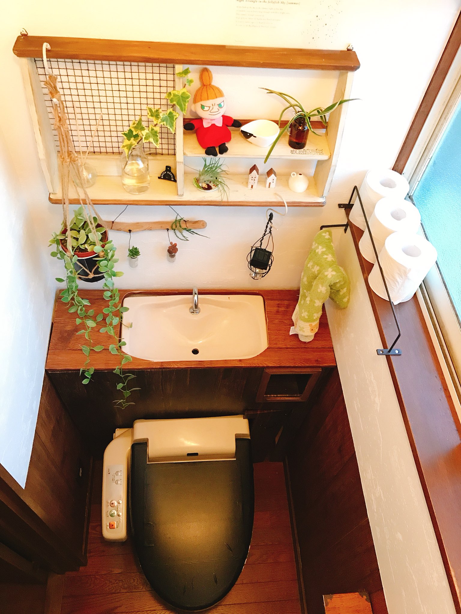 コンキュート Diyでトイレをリフォームしたのがバズってるので改めてトイレをリメイクした手順をツリー形式でモーメントにまとめたいと思います 制作には約１ ２週間 制作費は約１万円 前後ペンキと壁紙次第ではもっと安くなります T Co
