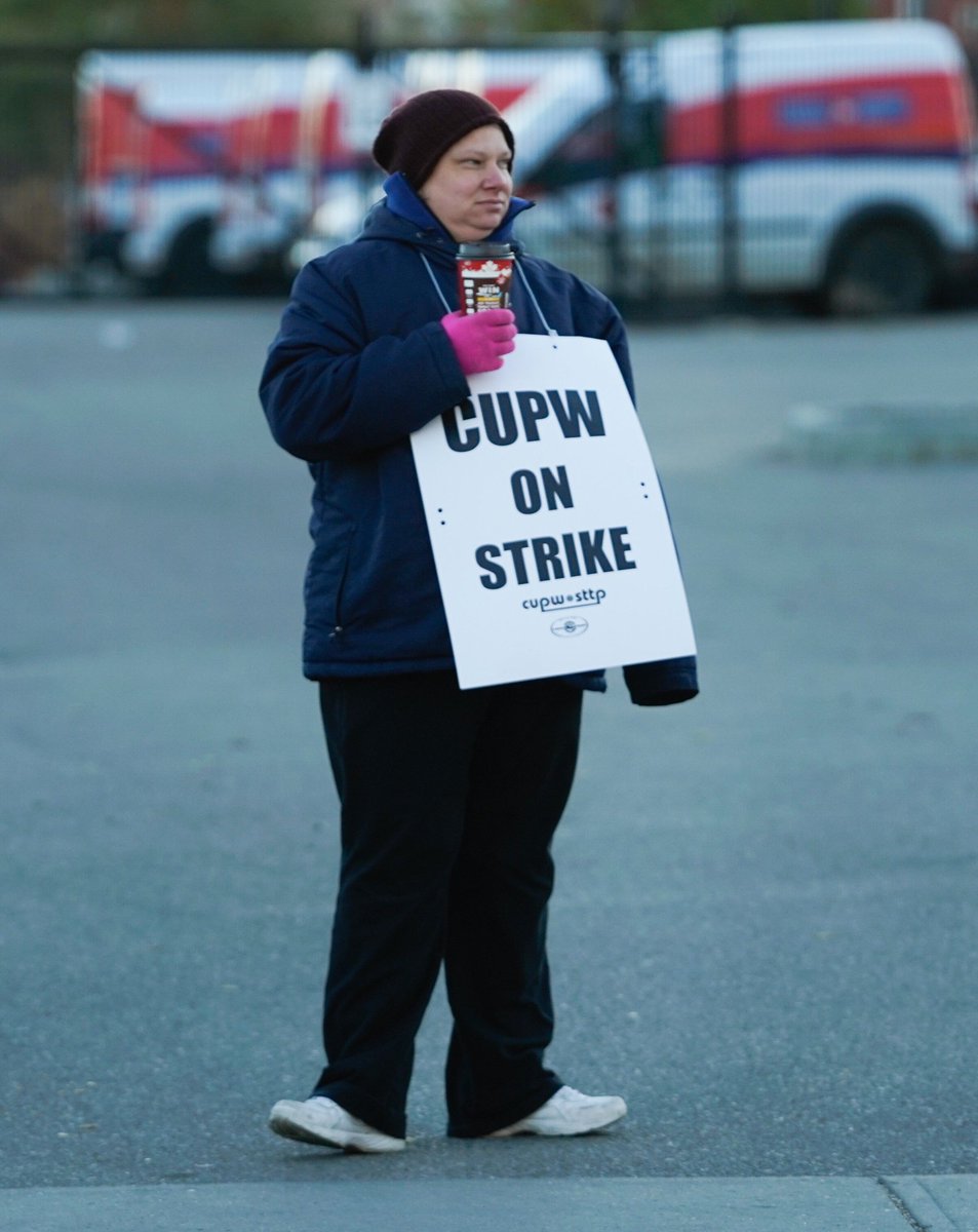 Canada Post workers picket outside the Canada Post downtown delivery depot on Monday October 22, 2018. The postal service has started rotating strikes across the country today. (Photos by Larry Wong/Postmedia)

#yeg #CanadaPost