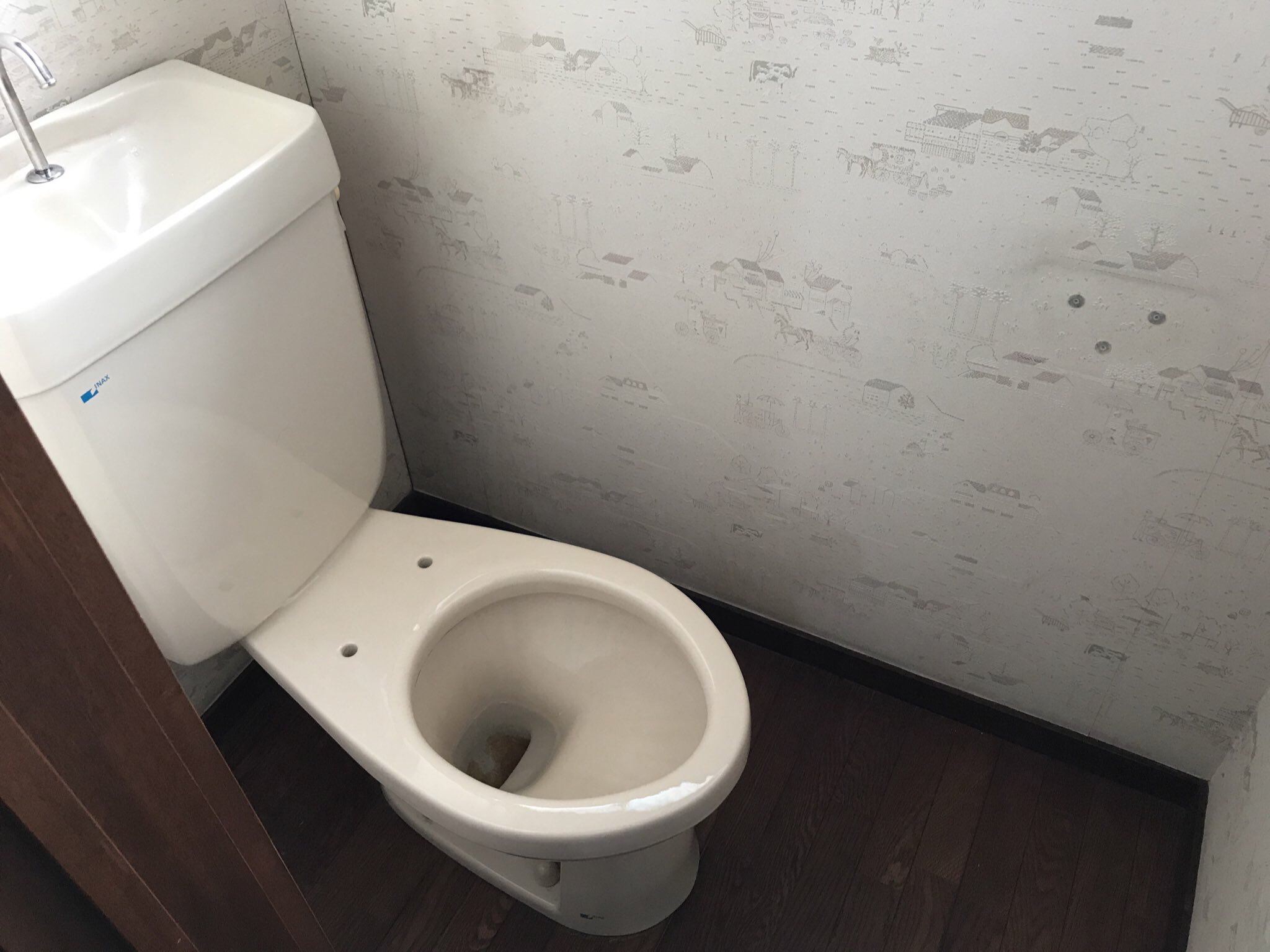 コンキュート お仕事募集中 1 まずは剥がれた壁紙を補修 木工用ボンドを筆で剥がれた壁紙に塗り マスキングテープを貼ります 反ってしまっている場所はアイロンをあてると真っ直ぐになります T Co Y5svpoktge Twitter コンキュート お仕事募集中 1 まずは剥がれた壁紙を補修 木工用ボンドを筆で剥がれた壁紙に塗り マスキングテープを貼ります 反ってしまっている場所はアイロンをあてると真っ直ぐになります T Co Y5svpoktge Twitter